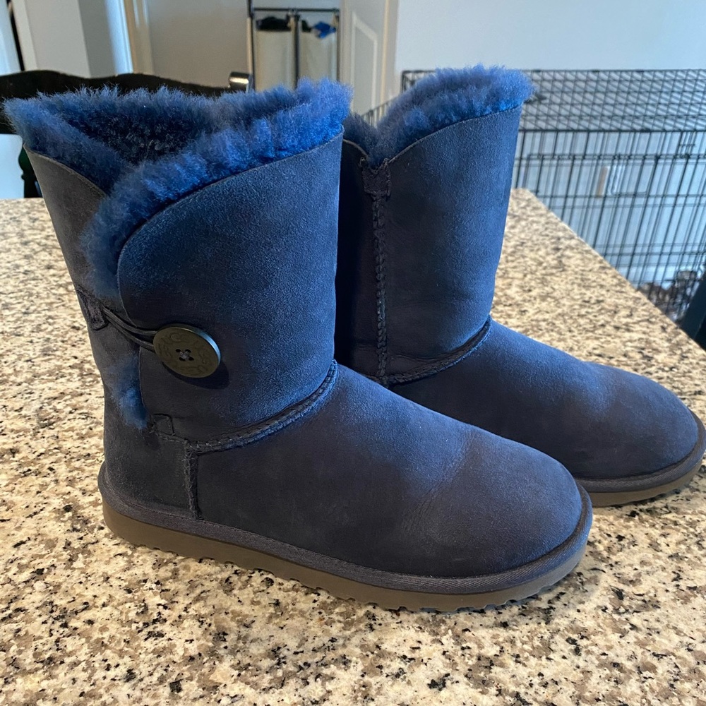 UGG Bailey Button Short Boots. Navy. Size 8